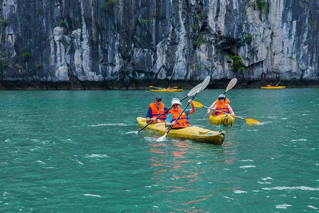 Chèo Kayak trên Vịnh Hạ Long, Tour Du Thuyền Syrena Cruises