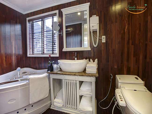 Thiết kế phòng tắm với trang thiết bị hiện đại đầy đủ 
