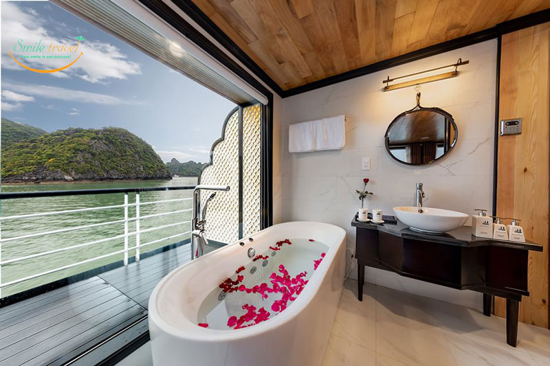 Phòng tắm view vịnh đầy đủ tiện nghi 