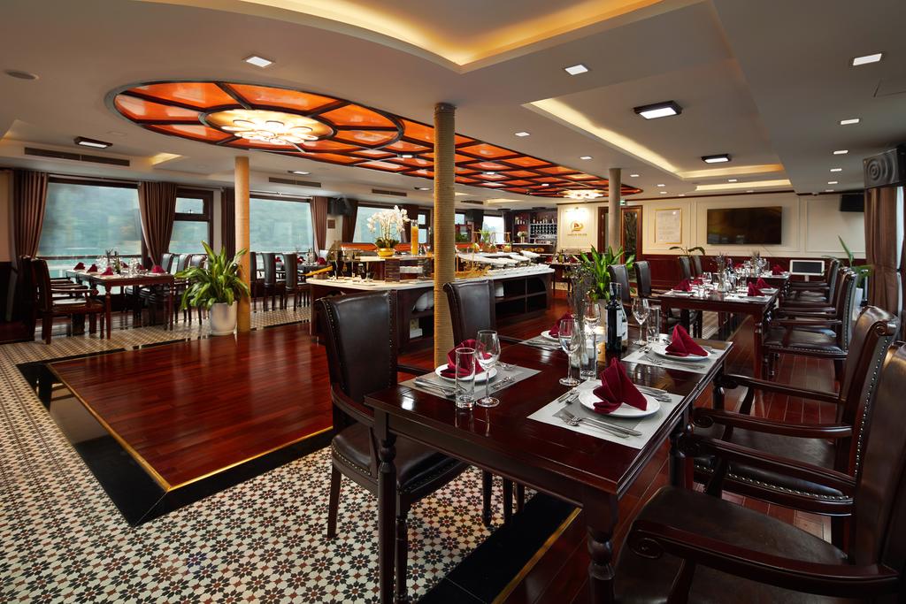 Nhà hàng phục vụ các bữa ăn trên thuyền 