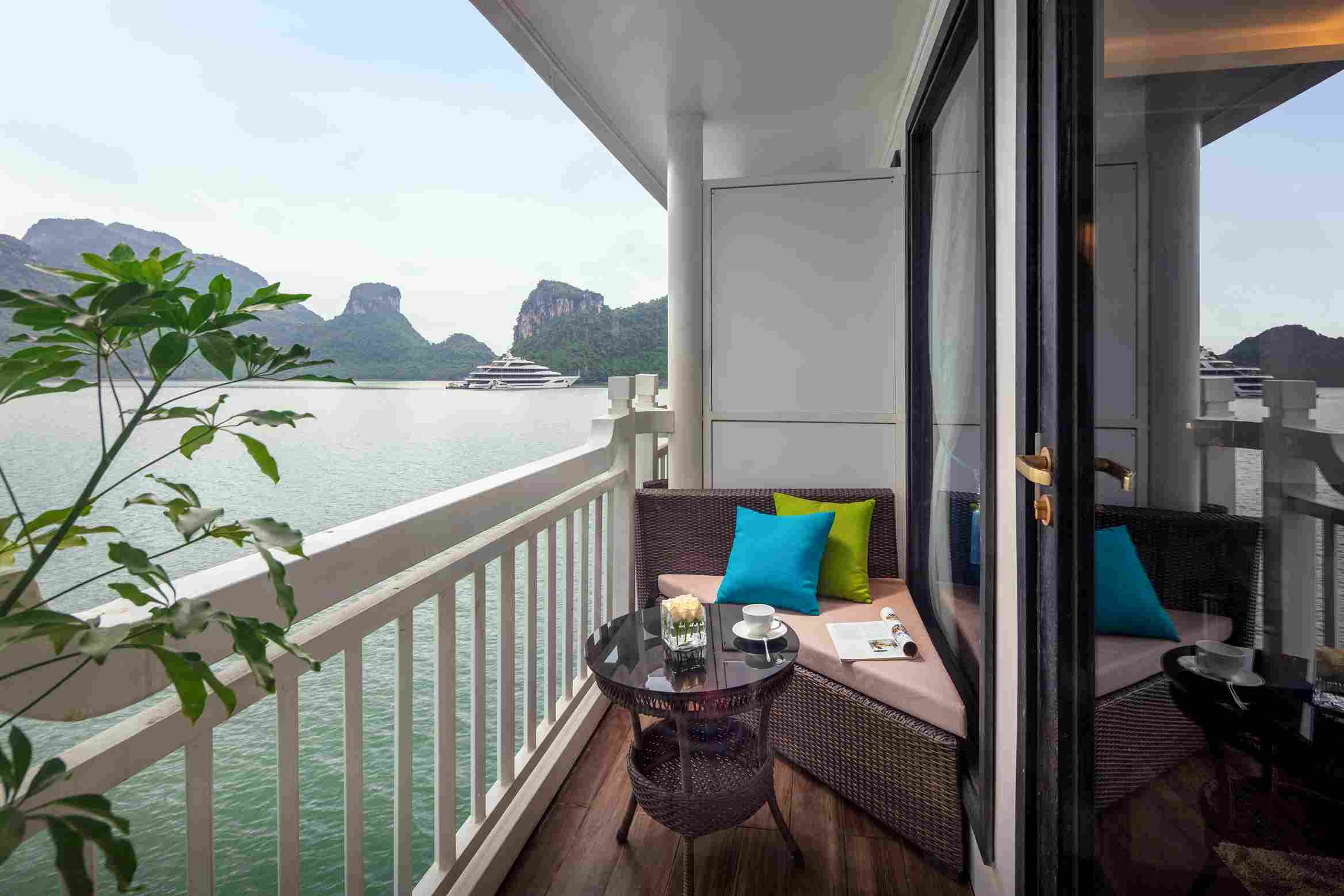 Ban công view hướng vịnh siêu xinh tại du thuyền Le Journey Luxury 5 sao