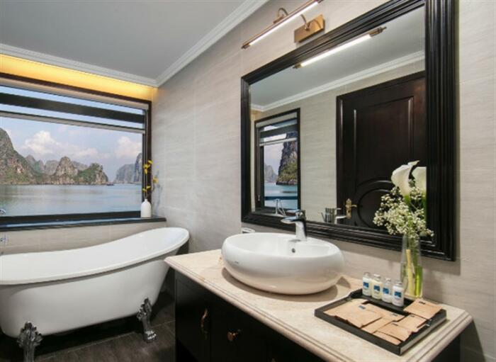 Phòng tắm được trang bị bồn tắm nằm bên cửa sổ để du khách vừa ngâm mình vừa ngắm cảnh thiên nhiên