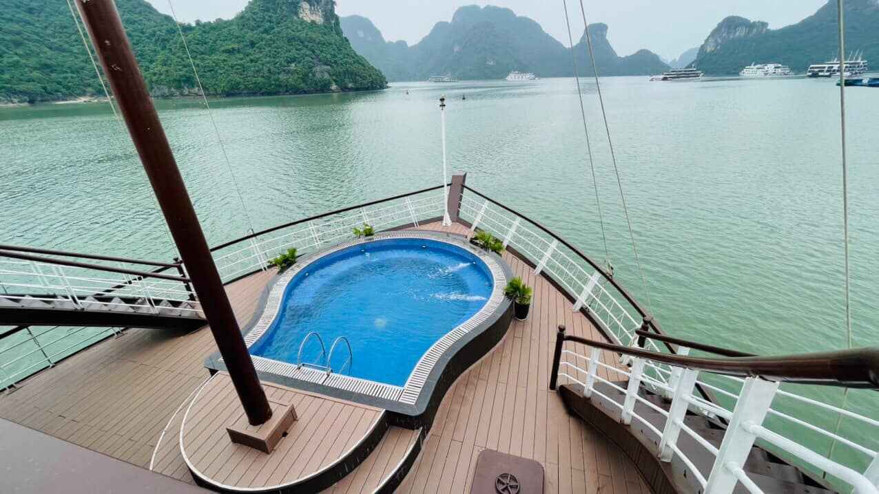 Bể bơi trên du thuyền rất được du khách yêu thích 