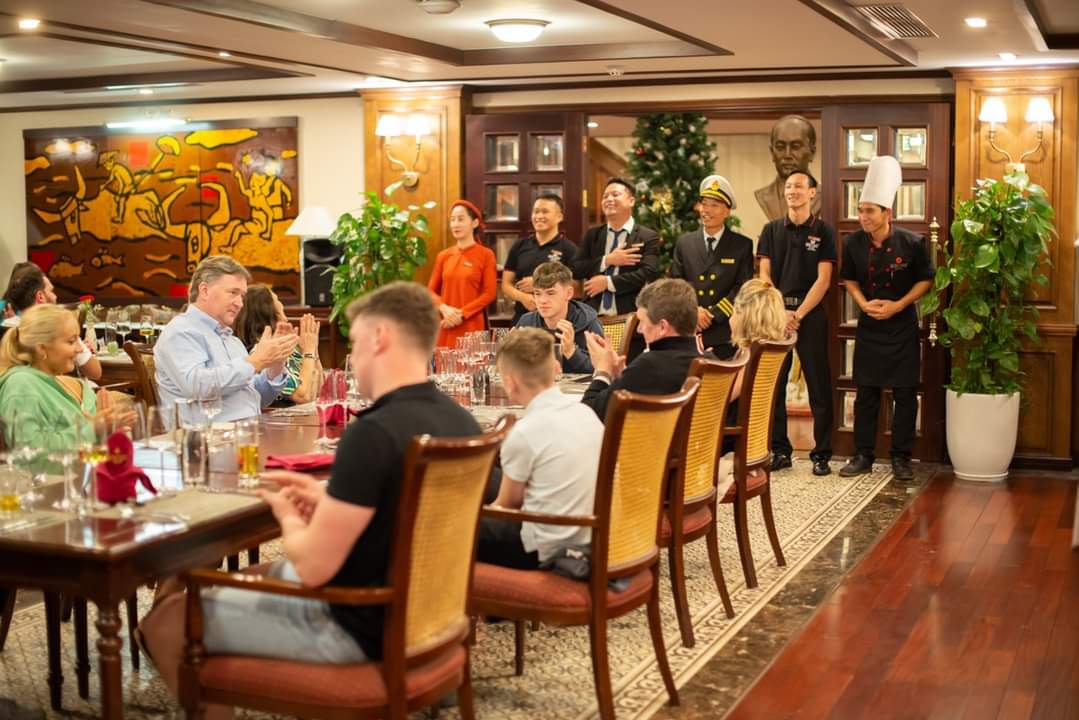 Nhà hàng sang trọng phục vụ chuyên nghiệp trên Heritage Cruises 