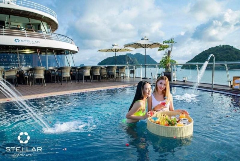 Tận hưởng bể bơi sang chảnh giữa vịnh trên du thuyền Stellar of The Seas