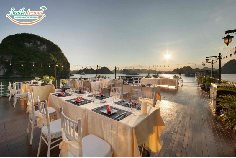 Bữa tiệc hành tráng trên sundeck du thuyền 