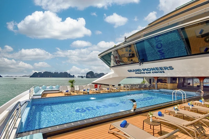 Bể bơi view biển siêu đẹp