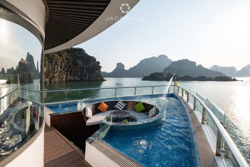 Bể sục Jacuzzi mũi tàu ngắm trọn vẹn vẻ đẹp vịnh Lan Hạ 