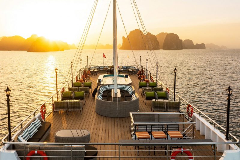 Sundeck ngắm hoàng hôn cực đẹp cùng bể sục jacuzzi