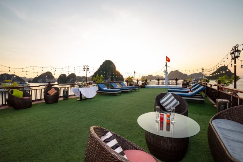 Sundeck rộng rãi có ghế nằm thư giãn, ngắm cảnh