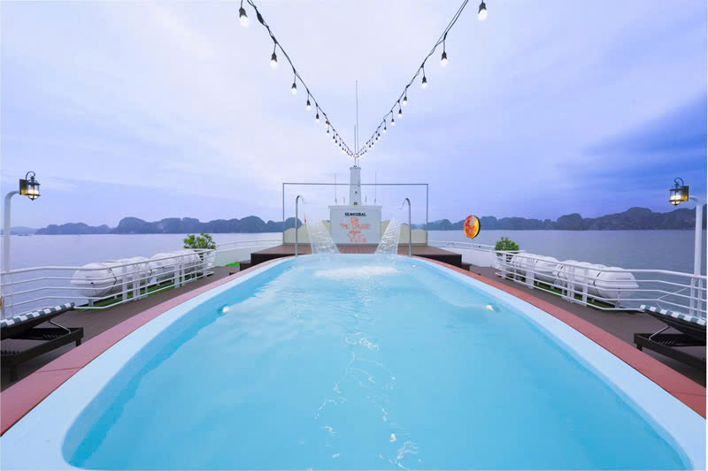 Bể bơi lớn view ngắm trọn vẹn vinh di sản