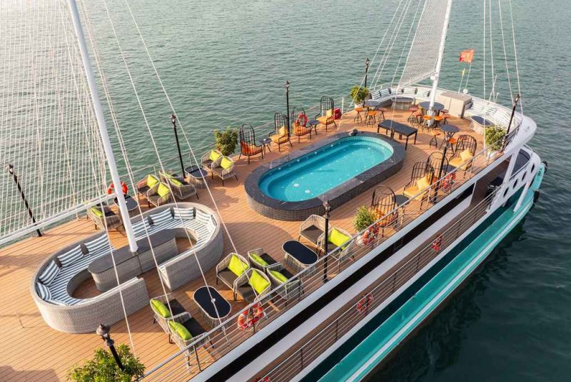 Sundeck với bể sục toàn cảnh siêu vip