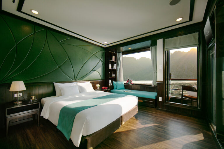 Phòng nghỉ cao cấp, ban công và cửa sổ lớn view vịnh