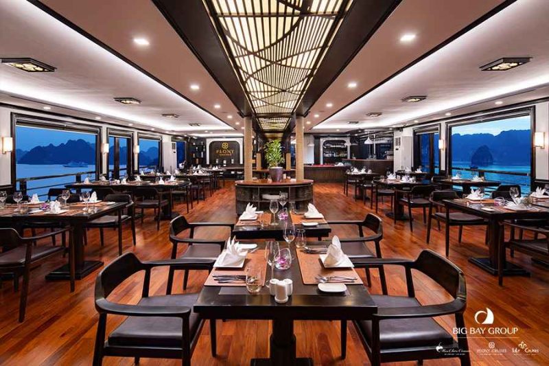 Nhà hàng rộng rãi view vịnh